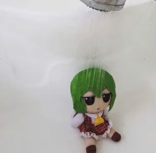 😔 кукла, плюшевая игрушка, игрушка, душ, вода, зеленые волосы telegram sticker