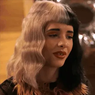 😐 Melanie Martinez Sänger, weinend, Porträt, Frau, emotional, traurig, halb blond, halb schwarzes Haar telegram sticker