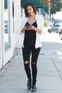 🥀 mujer, street style, ropa casual, moda, vaqueros rotos, urbano, caminando telegram sticker