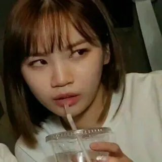 🤨 femme, boire, personne, boisson, portrait, décontracté telegram sticker