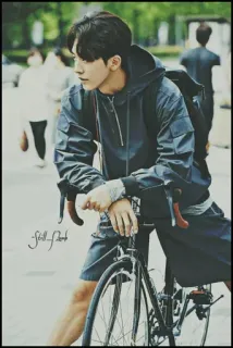 🚴 Still of Mark man, fiets, hoodie, stad, straat, portret telegram sticker