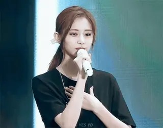 👍 YES YO Frau, K-Pop, Sängerin, Mikrofon, Auftritt, Twice, Idol telegram sticker