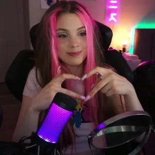 🤍 femme, portrait, microphone, coeur, cheveux roses, gaming, streamer whatsapp sticker