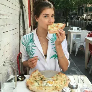 🍕 mulher, pizza, comida, comendo, ao ar livre, restaurante, casual, retrato telegram sticker
