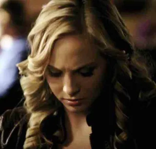 😔 Caroline Forbes The Vampire Diaries série, loira, mulher, preocupada, vampiro telegram sticker