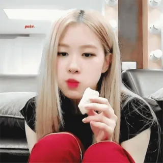 😬 pair. kpop, バラ, 食べる, 女の子, 可愛い, ブロンドヘア whatsapp sticker