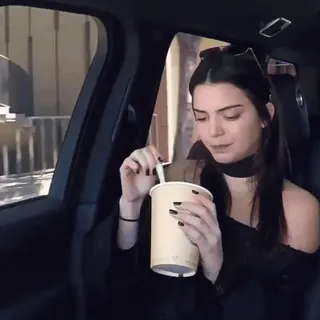 😐 Kendall Jenner Модель, Знаменитость, Машина, Напиток whatsapp sticker