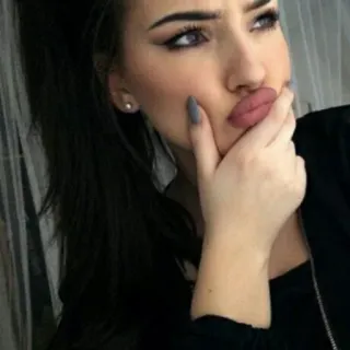 🤔 femme, visage, pose, maquillage, selfie telegram sticker