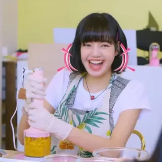 🐈 Lisa ทำอาหาร, ผู้หญิง, ยิ้ม, ผ้ากันเปื้อน, ร่าเริง, ห้องครัว, อาหาร telegram sticker