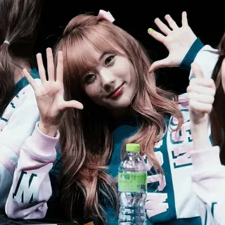 🥨 女性, 笑顔, かわいい, アイドル, ポーズ, 韓国 telegram sticker