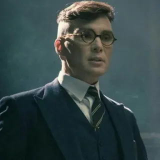 🧐 Thomas Shelby Peaky Blinders Peaky Blinders, Thomas Shelby, Cillian Murphy, Birmingham, 1920er, Gangster, Drama, Historische Fiktion telegram sticker