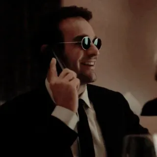 🛐 Matt Murdock Daredevil uomo, occhiali da sole, cravatta, vestito, telefono, sorridente telegram sticker