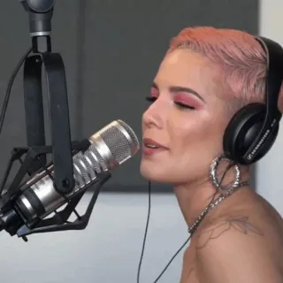 🕊 Halsey 音乐家, 歌手, Halsey, 麦克风, 耳机, 音乐, 表演 telegram sticker