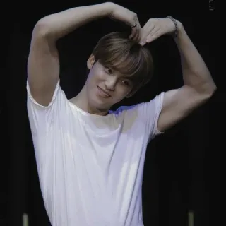 ⛓️ homme, t-shirt blanc, cœur, geste, K-pop, idole, masculin, personne telegram sticker
