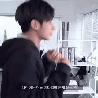 😠 태현이는 형들 기다리며 틈새 운동 중 persona, interior, hombre, ejercicio telegram sticker