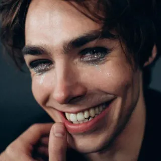 🤔 mann, makeup, lächeln, porträt, person, glitzer telegram sticker