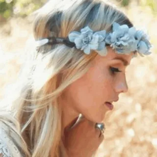 🗽 donna, corona di fiori, capelli biondi, bellezza, ritratto, persona telegram sticker