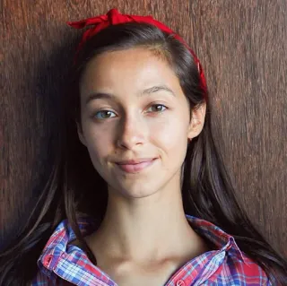 😊 portrait, femme, bandana rouge, chemise à carreaux, souriant, cheveux bruns, portrait (tête), jeune adulte whatsapp sticker