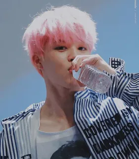 ☁️ COVERED DARKNESS kpop, jimin, garrafa de água, camisa listrada, cabelo rosa, ídolo, celebridade telegram sticker