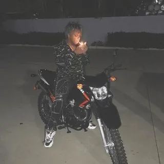 🏍 Juice WRLD rapper, xe máy, bật lửa, hút thuốc, nhạc sĩ telegram sticker