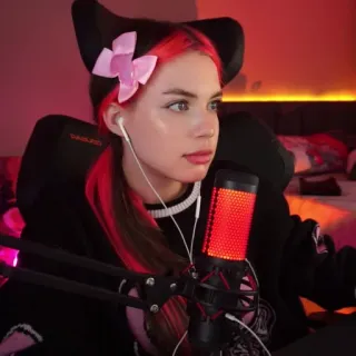 🤍 femme, oreilles de chat, micro, gamer, streamer, cheveux roux whatsapp sticker