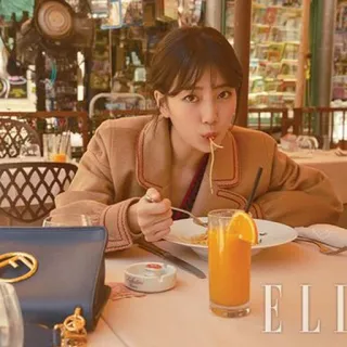 🌸 ELLE mulher, comendo, espaguete, restaurante, suco de laranja, revista, moda telegram sticker