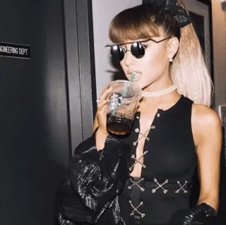 ☁️ Ariana Grande ENGINEERING DEPT mujer, cantante, Starbucks, café, gafas de sol, celebridad, estrella pop telegram sticker