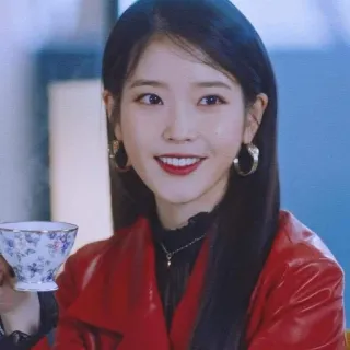 😄 IU Actrice, Chanteuse, Coréenne, Femme, Veste rouge, Thé whatsapp sticker