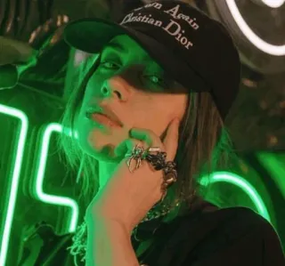 ✨ Christian Dior Billie Eilish, chanteuse, célébrité, chapeau, mode telegram sticker