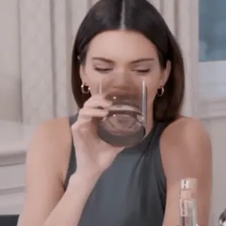 🥤 Kendall Jenner mulher, bebendo, copo, água, celebridade, modelo telegram sticker