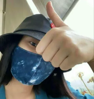😁 persona, cappello, pollice in su, donna, maschera, copertura viso telegram sticker