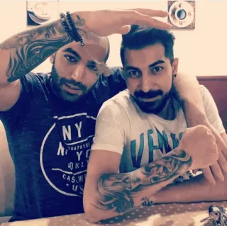 😅 NY Männer, Tattoos, Freundschaft, Arm in Arm telegram sticker