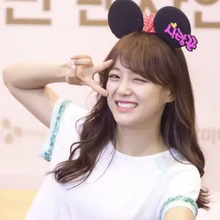 😉 사랑꾼 женщина, знак мира, корейский, уши Минни Маус, айдол, подмигивание, портрет telegram sticker