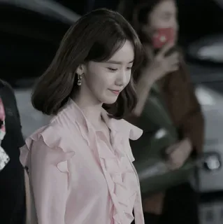 ⛲️ Yoona 允儿, 韩国, 女演员, 歌手, 名人, 粉色, 褶边 telegram sticker