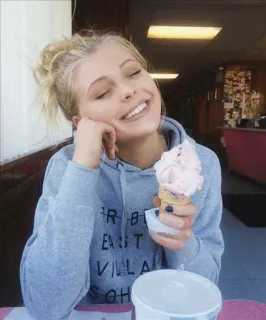 🍦 OR EAST VILLAGE SOHO mujer, helado, rubia, sudadera con capucha, sonrisa, ojos cerrados, interior telegram sticker
