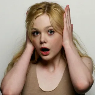 😱 retrato, mujer, rubia, tapándose los oídos, sorpresa, shock, expresión telegram sticker
