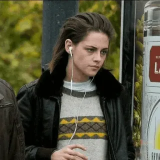 🤍 Frau, Porträt, Pullover, Jacke, Kopfhörer, Casual, Straße telegram sticker