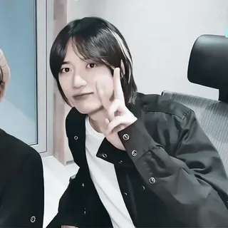 🥠 simbol perdamaian, korea, anak laki-laki, orang, tersenyum whatsapp sticker