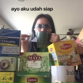 🚰 ayo aku udah siap teh, minuman, minum, wanita, kacamata, dalam ruangan whatsapp sticker
