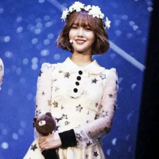 ♠️ mujer, corona de flores, sonriendo, osito de peluche, vestido, asiática, famosa telegram sticker