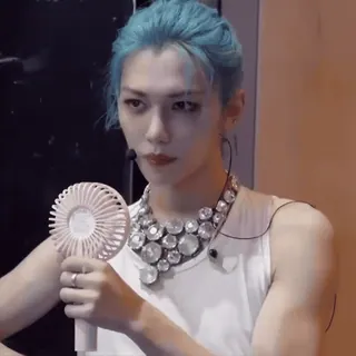 🧟‍♀️ Felix 사람, 남성, 파란 머리, 목걸이, 부채 whatsapp sticker
