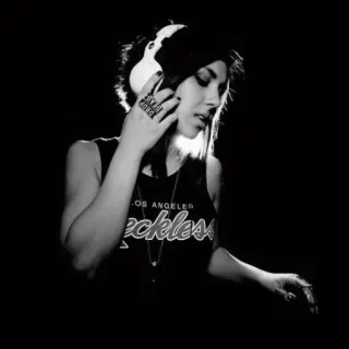 🎵 LOS ANGELES femme, casque, musique, DJ, noir et blanc, portrait telegram sticker