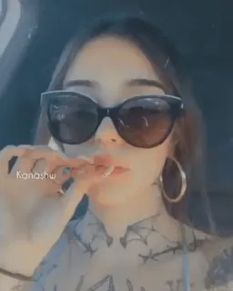 🚬 Kanashw femme, cigarette, lunettes de soleil, fumée, bijoux telegram sticker