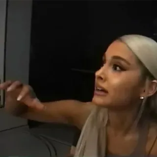 😦 Ariana Grande cantor, celebridade, pop star, músico, loira platinada whatsapp sticker