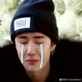 🤍 PIGALLE pleurer, triste, larme, contrarié, chapeau telegram sticker