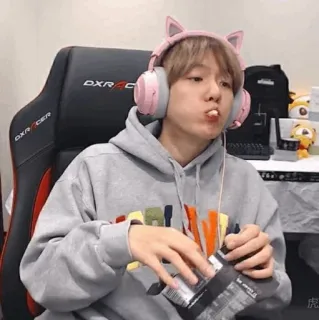 🥡 pessoa, comendo, fones de ouvido, roupa casual, gamer telegram sticker