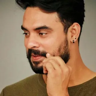 🤘 hombre, retrato, vello facial, pendientes, primer plano whatsapp sticker