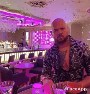 🙈 FaceApp osoba, mężczyzna, bar, restauracja, FaceApp, wewnątrz telegram sticker