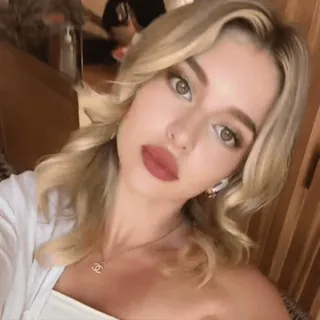 🧺 @wallgif woman, blonde, selfie, beauty, fashion, portrait, model telegram sticker