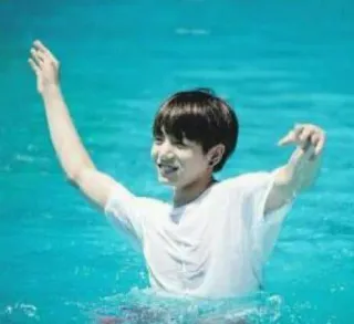 🛁 мужчина, бассейн, вода, улыбается, Kpop, Чонгук, развлечения whatsapp sticker
